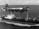 Námoní hlídkový a protiponorkový letoun Lockheed SP-2H Neptune v tsné...