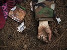 Mrtvý voják syrské armády po bojích z 15. prosince 2012.