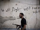 Povstalecký bojovník prochází ulicemi Aleppa (10. záí 2012)