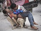 Mu drí v náruí mrtvého syna po náletech z 3. íjna 2012