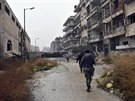 Vojáci syrské armády procházejí znieným Aleppem. (13. prosince 2016)