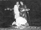 Zejneba Hardaga se sestrou v památníku Jad Vaem