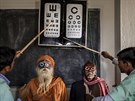 V Indii údajn ije a osm milion slepých lidí, zdravotníci po celé zemi se...