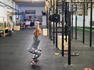 Overhead squat - dep se zátí nad hlavou proví i vai rovnováhu.