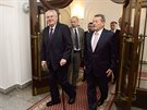 Kanclé Petr Kyntetr (vpravo) doprovází prezidenta Miloe Zemana pi jeho...