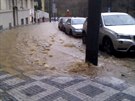 V praské Blehradské ulici prasklo vodovodní potrubí