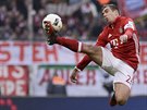 Kapitán mnichovského Bayernu Philipp Lahm kontroluje mí v ligovém zápase proti...