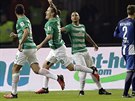Fotbalista Werderu Brémy Max Kruse (druhý zleva) bí slavit vedoucí gól svého...
