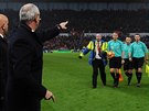 Nespokojený trenér Leicesteru Claudio Ranieri eká na rozhodího Craiga Pawsona...