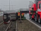 Hasii odstraují automobil, který v Ostrav skonil v tramvajovém kolejiti....