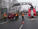 Hasii odstraují automobil, který v Ostrav skonil v tramvajovém kolejiti....