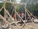Píprava výstavby slamno-hlinného domku, který  je jednou z ueben Základní...