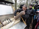 Policejní pyrotechnik Radek emlika likviduje válenou munici, která leí...
