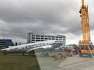 Historický letoun Douglas DC-3 se sthuje z Ruzyn do Kbel.