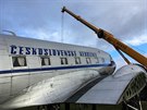 Historický letoun Douglas DC-3 se sthuje z Ruzyn do Kbel.