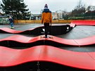 Lid� na pumptrackov� dr�ze na s�dli�ti Mod�any, jej� vznik inicioval Maty�...