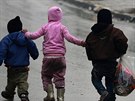 Nkteí obyvatelé východního Aleppa utíkají ped vládními jednotkami stále...