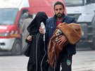 Nkteí obyvatelé východního Aleppa utíkají ped vládními jednotkami stále...