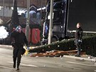 Poboený vánoní strom vedle kamionu, který zabíjel na vánoním trhu v Berlín.