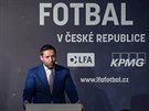 Duan Svoboda jako pedseda Ligové fotbalové asociace pednáí zástupcm...