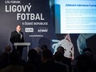 Tomá� Bárta jako �editel Ligové fotbalové asociace p�edná�í zástupc�m �eských...