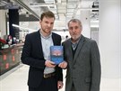Autor knihy Na kr�sn� modr� D�evnici Anton�n Bajaja (vpravo) se z�stupcem...