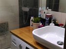 Koupelna po rekonstrukci - pod desku, na které je umyvadlo, byla umístna...