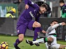 Federico Bernardeschi (vlevo) z Fiorentiny v souboji s Lorenzem Pellegrinim ze...