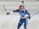Ondej Moravec projídí cílem sprintu Svtového poháru biatlonist v Novém...