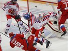 Ruský hokejista Sergej Plotnikov padá poté, co dokázal vyslat gólovou stelu na...