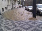 V Blehradské ulici v Praze 2 dolo odpoledne k havárii vody. Pes dva a pl...