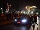 Stovky lidí zablokovaly v noci na sobotu východy z budovy polského parlamentu...