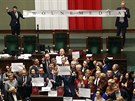 Opoziní poslanci v polském parlamentu protestovali proti návrhu, který má...