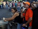 Ve Venezuele vládne chaos, lidé zapalují bankovky v hodnot sto bolívar, které...