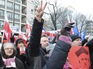 Ped ústavním soudem ve Varav v nedli pokraovaly protivládní protesty....