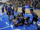 Mladí basketbalisté z písecké J. K. Tylova se radují, v dresech Memphisu...