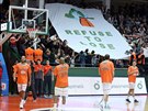 Basketbalisté tureckého klubu Banvit Bandirma slaví domácí výhru.