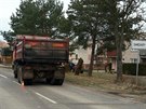 Nákladní vůz ve Smidarech na Hradecku při předjíždění srazil seniorku na kole...