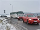 Kolony vozidel pobl automobilky v Kvasinch na Rychnovsku v dob stdn...