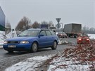 Kolony vozidel poblí automobilky v Kvasinách na Rychnovsku v dob stídání...
