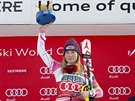 Americká lyaka Mikaela Shiffrinová slaví triumf ve slalomu v Sestriere.