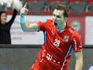 eský florbalista Matj Jendriák slaví gól v utkání proti výcarsku.