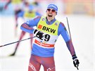Ruský lya Sergej Usugov a jeho úsmv v cíli sprintu volnou technikou v Davosu