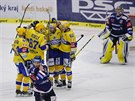 Zlíntí hokejisté slaví gól v utkání proti Vítkovicím.