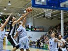 Nymburský basketbalista Vojtch Hruban míí na ko, brání ho Luká Palyza z...