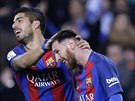 Útoník Barcelony Luis Suárez (vlevo) se s Lionelem Messim raduje z gólu do...