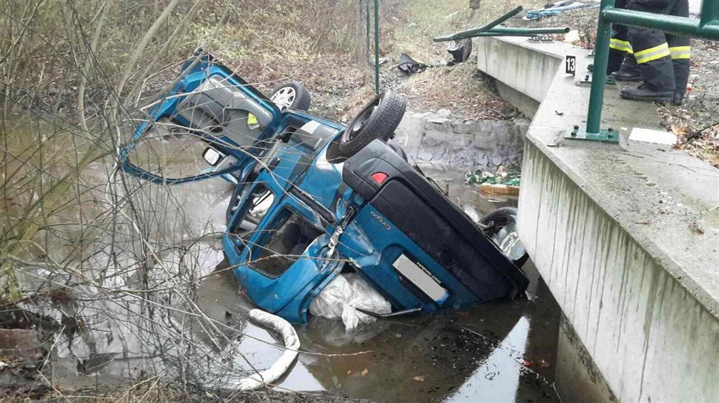 St�et s traktorem u Hrobic na Pardubicku �idi� osobního auta nep�e�il.