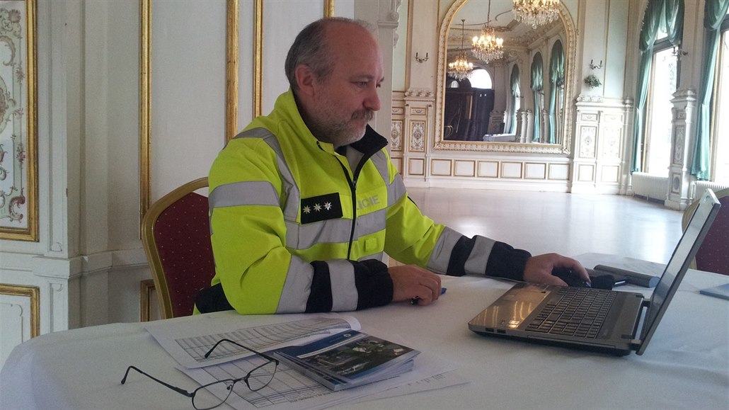 Liberecký policista Zden�k Barto� se obrátil na poslance z kraje o pomoc.