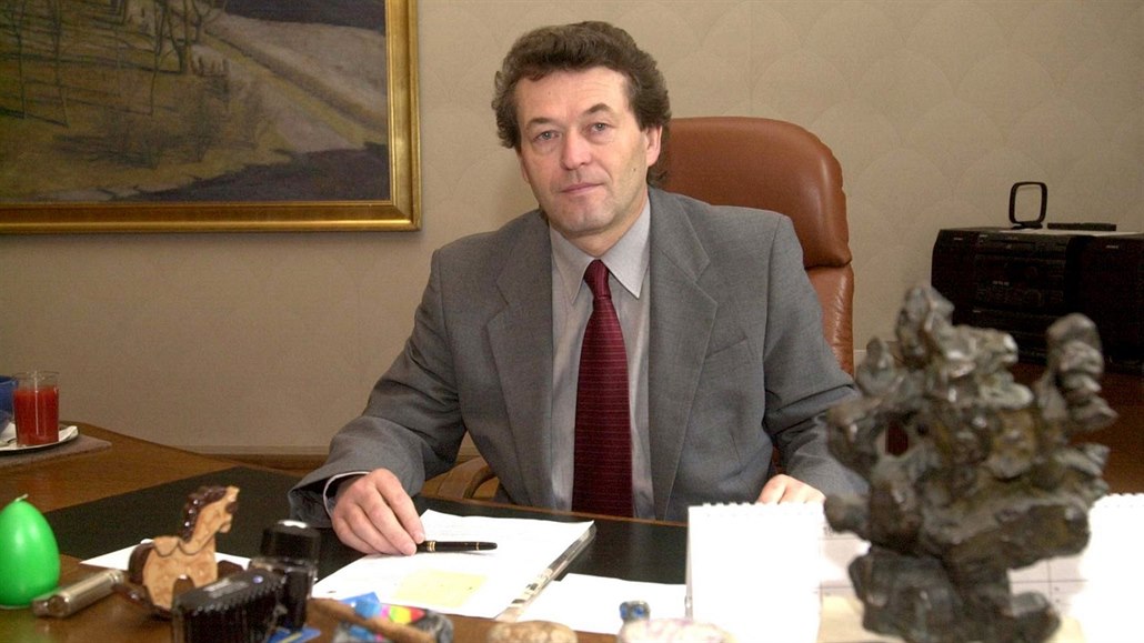 Petr Kyn�tetr, vedoucí kancelá�e Poslanecké sn�movny ve své pracovn� (14....