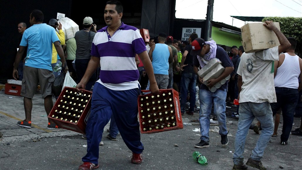 Ve Venezuele zavládl chaos poté, co se vláda rozhodla zru�it platnost bankovek...